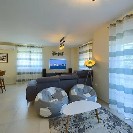 Excellence Nyaraló *