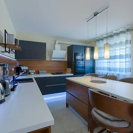 Excellence Nyaraló *